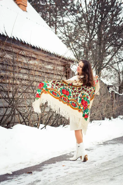 年轻漂亮的女孩，与传统的俄罗斯或乌克兰围巾在冬天舞蹈和庆祝. — 图库照片