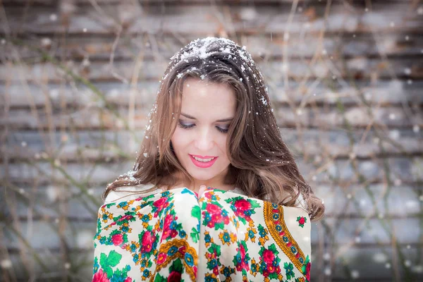 Gros plan portrait de belle jeune fille avec une écharpe traditionnelle russe ou ukrainienne en hiver . — Photo