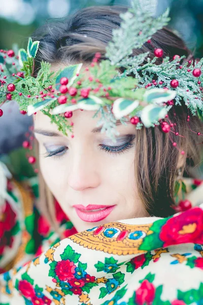 Closeup portret van mooi jong meisje met een traditionele Russische of Oekraïense sjaal in de winter. — Stockfoto