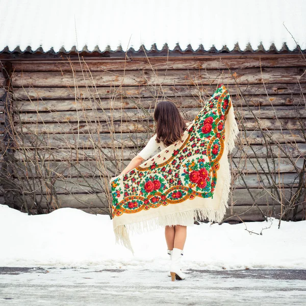 Vacker ung flicka med traditionella ryska eller ukrainska scarf i vinter danser och firar. — Stockfoto