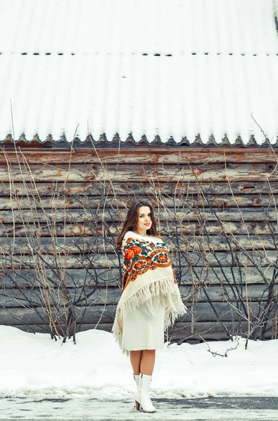 Retrato de menina bonita com um cachecol tradicional russo ou ucraniano no inverno . — Fotografia de Stock