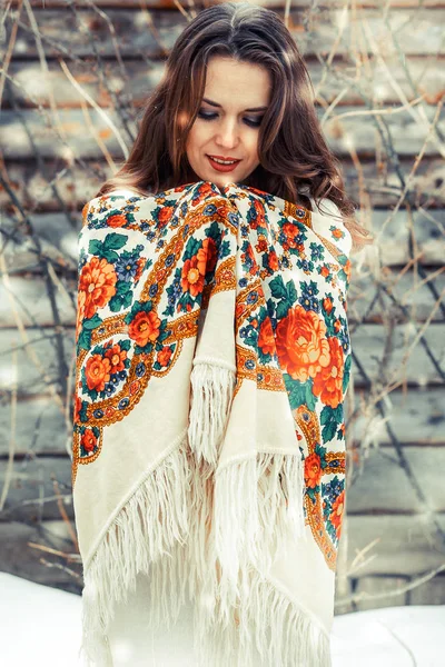 Closeup portret van mooi jong meisje met een traditionele Russische of Oekraïense sjaal in de winter. — Stockfoto