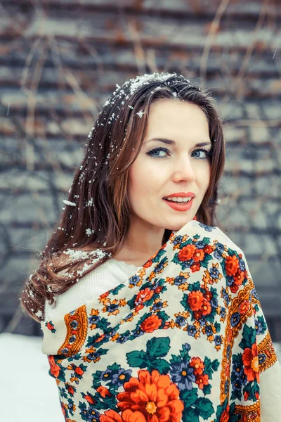 Gros plan portrait de belle jeune fille avec une écharpe traditionnelle russe ou ukrainienne en hiver . — Photo