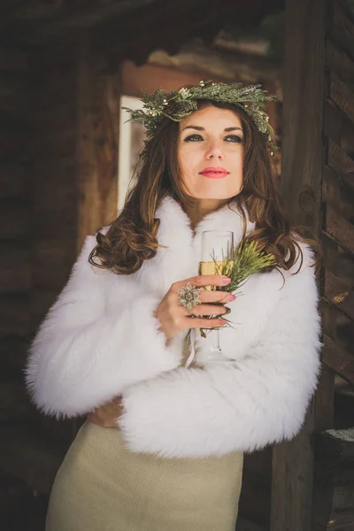 Belle mariée avec verre de champagne en plein air le soir d'hiver — Photo