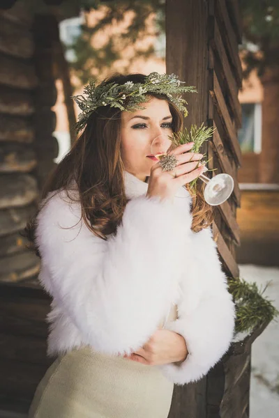 Mooie bruid met glas Champagne buitenshuis op winteravond — Stockfoto