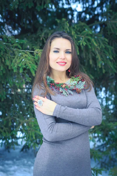 Hermosa chica con una decoración original en el cuello al aire libre en la noche de invierno —  Fotos de Stock