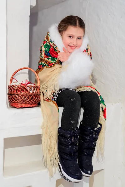 Enfant assis sur le poêle dans le village — Photo