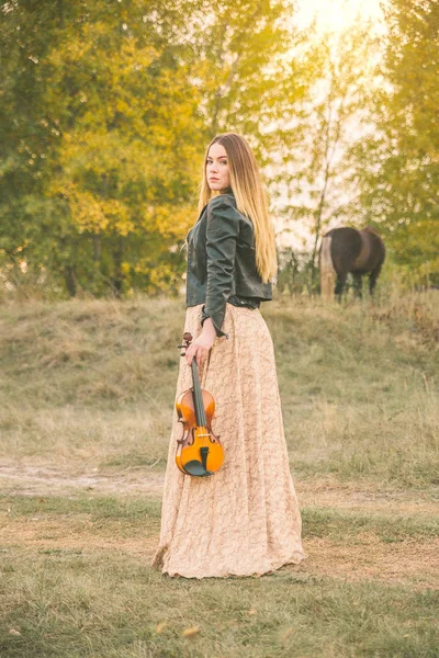 일몰 시간 동안 자연 공원에서 바이올린과 아름 다운 긴 머리 소녀 — 스톡 사진