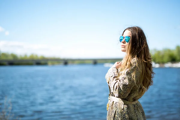아름 다운 젊은 금발 여자 야외, 호숫가에 사려깊은, 따뜻한 필터 적용 됩니다, 당신의 머리에 있는 바람. — 스톡 사진