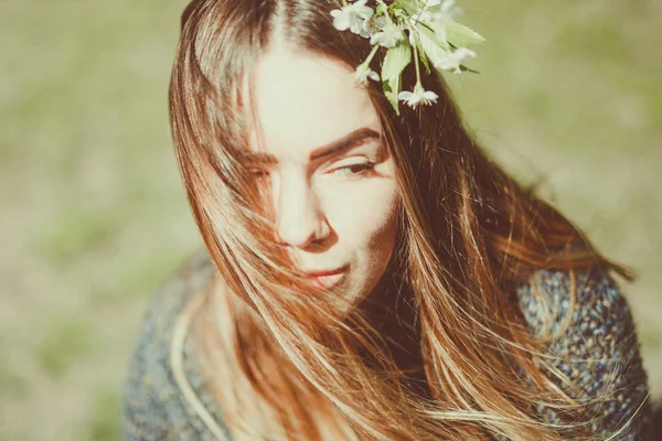 Portrait rêveur sensuel d'une femme de printemps, belle femme de visage appréciant la fleur de cerisier, branche d'arbre et beauté naturelle — Photo