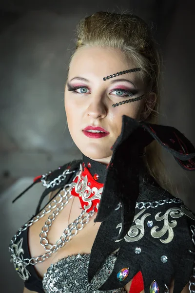 Closeup πορτρέτο του μια σλαβική γυναίκες σέξι φωτεινό κοστούμι χορού σε στυλιζαρισμένη στούντιο, σέξι και φωτεινό μακιγιάζ. — Φωτογραφία Αρχείου