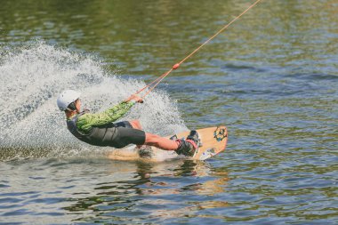 Aşırı Park, Kiev, Ukrayna - Mayıs, 07, 2017 - genç bir adam uygulanan Wakeboarding atlama. Fotoğraf işleme tahıl.
