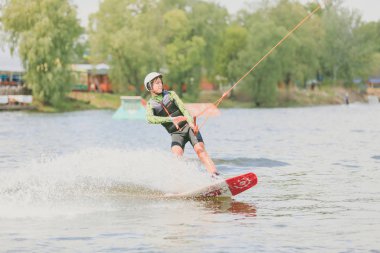 Aşırı Park, Kiev, Ukrayna - Mayıs, 07, 2017 - genç bir adam uygulanan Wakeboarding atlama. Fotoğraf işleme tahıl.