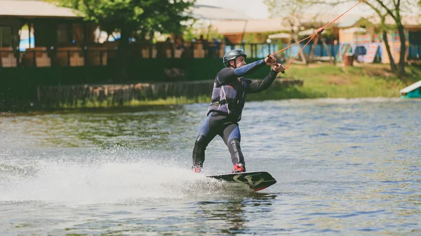 Extreme Park, Kiev, Ucraina - 07 maggio 2017 - un giovane ha praticato il salto al Wakeboarding. Foto lavorazione del grano . — Foto Stock