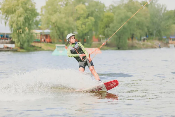 Extreme Park, Kiev, Ukraina - maj, 07, 2017 - en ung man övade hoppning på wakeboard. Foto bearbetning korn. — Stockfoto
