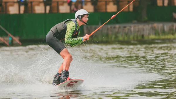 Extreme Park, Kiev, Ucrânia - 07 de maio de 2017 - um jovem praticava salto em Wakeboarding. Foto processamento de grãos . — Fotografia de Stock