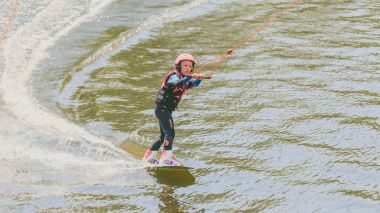 Aşırı Park, Kiev, Ukrayna, 07 2017 - bir Wakeboard binmek için küçük bir kız olabilir. Tahıl işleme ait fotoğraf