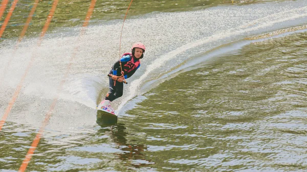 Extreme Park, Kiev, Ucrânia, 07 de maio de 2017 - uma garotinha para montar um Wakeboard. Foto de processamento de grãos — Fotografia de Stock