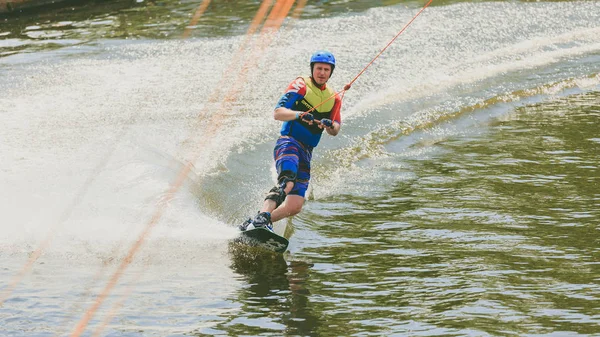 Extreme Park, Kiev, Ucraina - 07 maggio 2017 - un giovane ha praticato il salto al Wakeboarding. Foto lavorazione del grano . — Foto Stock