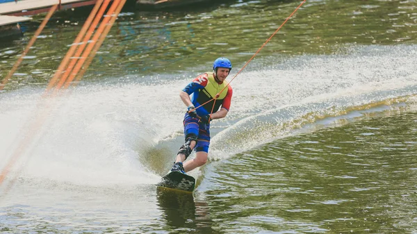 Extreme Park, Kiev, Ukraina - maj, 07, 2017 - en ung man övade hoppning på wakeboard. Foto bearbetning korn. — Stockfoto