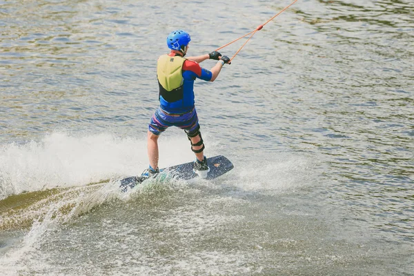 Extreme Park, Kiev, Ucraina - 07 maggio 2017 - un giovane ha praticato il salto al Wakeboarding. Foto lavorazione del grano . — Foto Stock