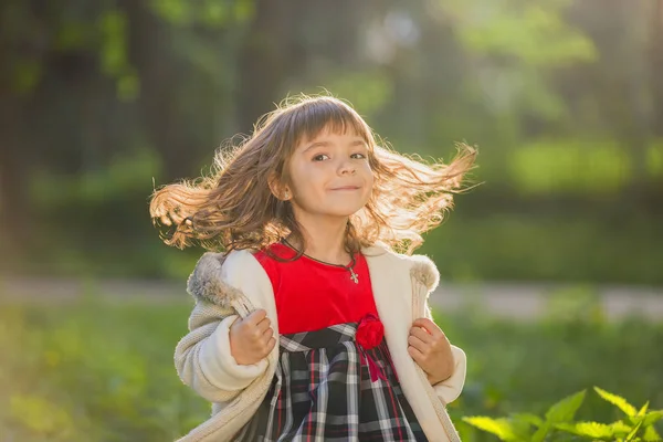 Portrét mladé dívky s létáním vlasy na zeleném pozadí — Stock fotografie