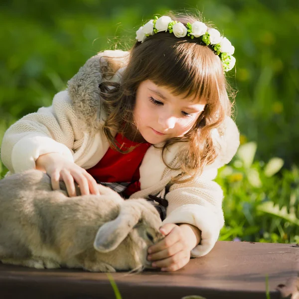 Menina bonita com um coelho na floresta — Fotografia de Stock