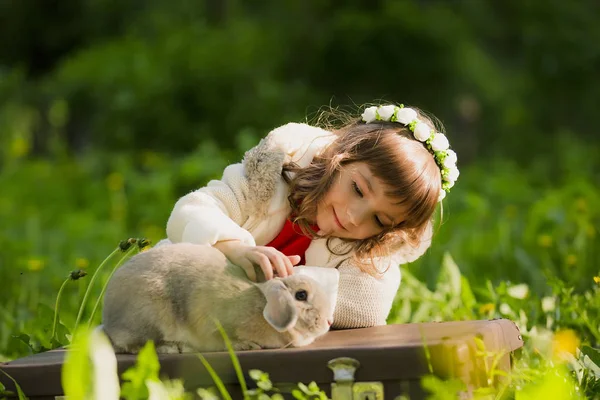 Menina bonita com um coelho na floresta — Fotografia de Stock