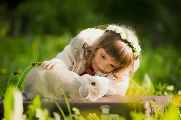 Menina bonita com um coelho na floresta — Fotografia de Stock