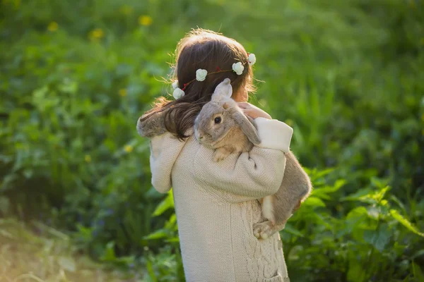 Schöne Mädchen mit einem Kaninchen im Wald — Stockfoto