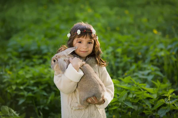 Menina bonita com um coelho na floresta — Fotografia de Stock