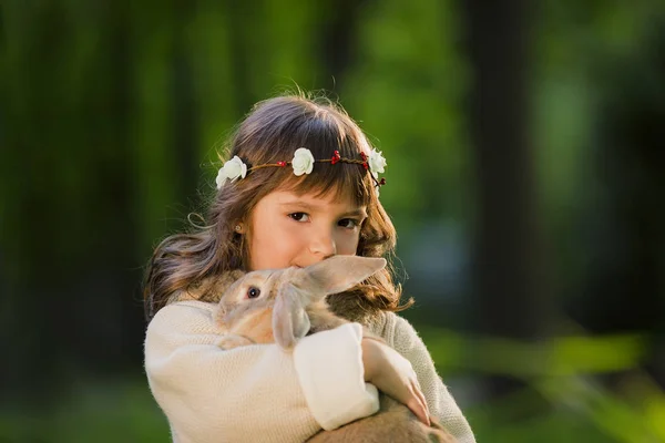 Mooi meisje met een konijn in het bos — Stockfoto