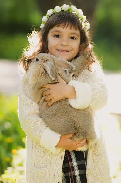 Όμορφο κορίτσι με ένα κουνέλι στο δάσος — Φωτογραφία Αρχείου