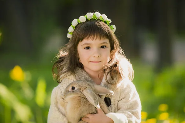 Bella ragazza con un coniglio nel bosco — Foto Stock