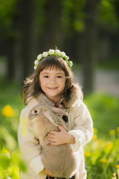 Hermosa chica con un conejo en el bosque —  Fotos de Stock