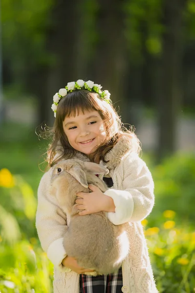 Mooi meisje met een konijn in het bos — Stockfoto