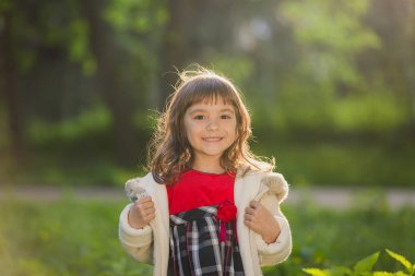 Hareket fırtınası ve gülümsüyor, sunset Park sırasında uzun saçlı güzel kız. Çocukluk ve özgürlük kavramı.