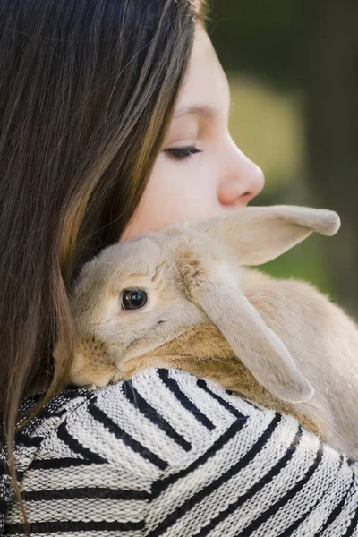 Giovane ragazza che cammina in primavera, parco estivo con coniglietto. Emozioni. Il concetto di amicizia, cura — Foto Stock