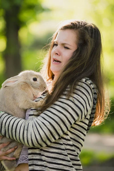 Menina jovem andando na primavera, parque de verão com seu coelho e assustado . — Fotografia de Stock