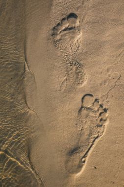 Kumsalda kumlu ayak sesleri