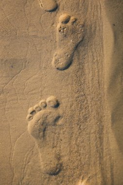 Kumsalda kumlu ayak sesleri