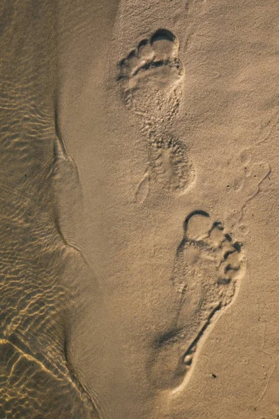 Kumsalda kumlu ayak sesleri