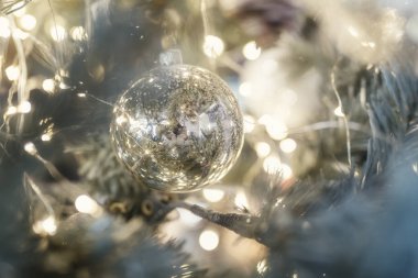 Yanıp sönen arka plan ile dekore edilmiş Noel ağacı Noel tatili