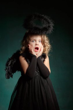 çocuk şeytan siyah kanatlar karnaval kılık ve ilginç bir duygu ile stüdyoda dini tarzı.