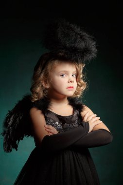 çocuk şeytan siyah kanatlar karnaval kılık ve ilginç bir duygu ile stüdyoda dini tarzı.