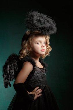 çocuk şeytan siyah kanatlar karnaval kılık ve ilginç bir duygu ile stüdyoda dini tarzı.