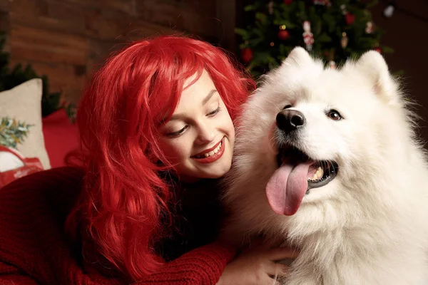 겨울 개 공휴일 그리고 크리스마스입니다. 니트 스웨터와 스튜디오에서 애완 동물을 가진 빨간 머리 여자. 크리스마스 여자는 아름 다운 얼굴와 애완 동물. — 스톡 사진