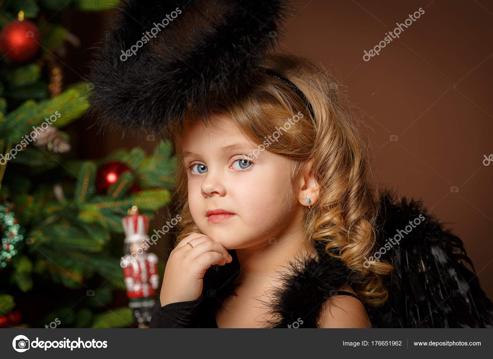 クリスマス ツリーの背景に黒い悪魔悪魔衣装で青い目をしたかわいい金髪の少女のクローズ アップの肖像画 新機能 ストック写真 C Luck Tory Mail Ru