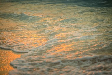 Deniz kıyısı günbatımı yürüyüş