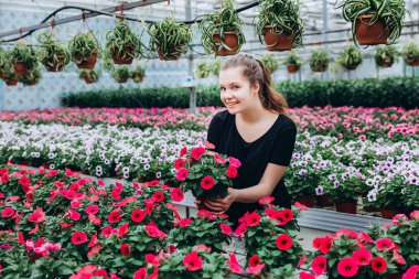 # Genç, güzel, uzun saçlı bir kız... # #... baharda çiçeklerle dolu bir serada. #